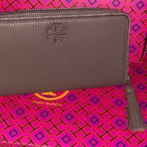 Tory Burch Taylor Continental Wallet silver maple